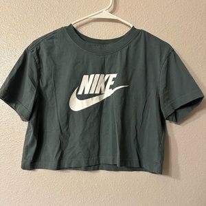 EUC NIKE CROP TOP TEE